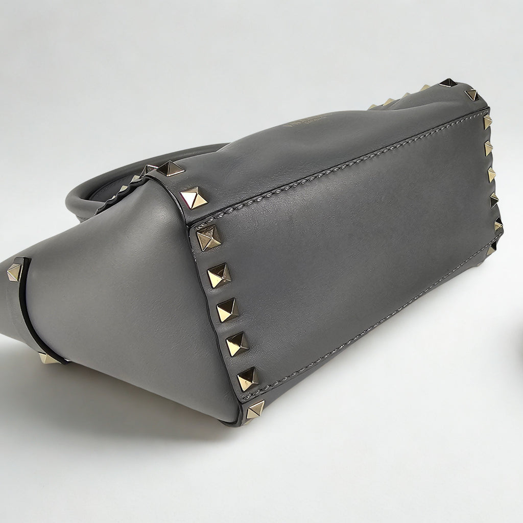 Valentino Garavani Rockstud Small Bag in pelle grigia