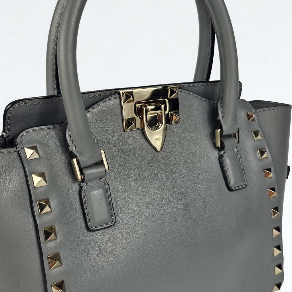 Valentino Garavani Rockstud Small Bag in pelle grigia