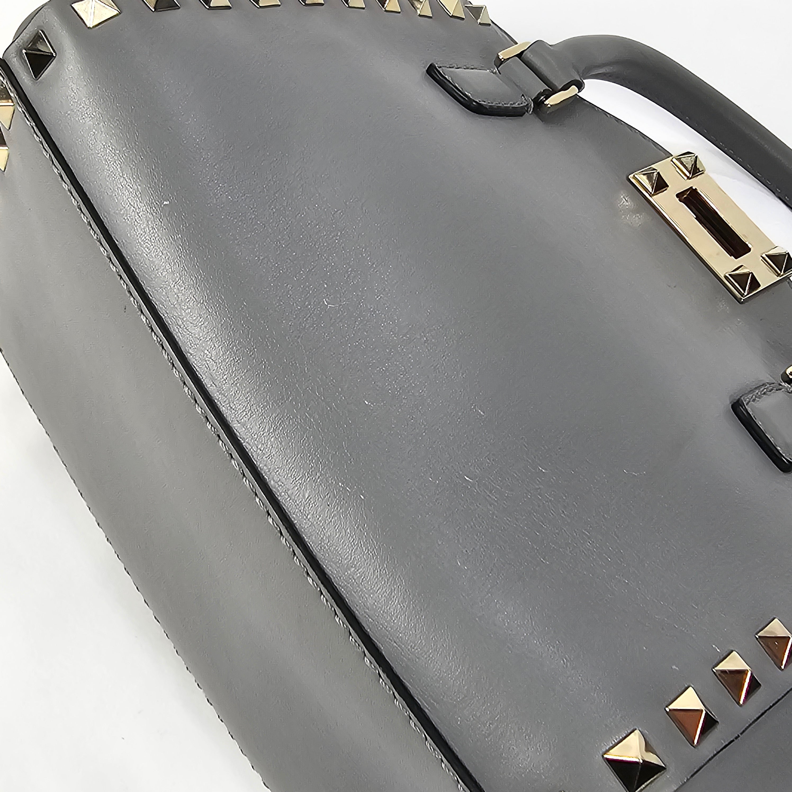 Valentino Garavani Rockstud Small Bag in pelle grigia