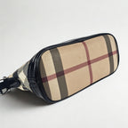 Burberry Baguette Nova Check Beige con Finiture in Vernice Nera