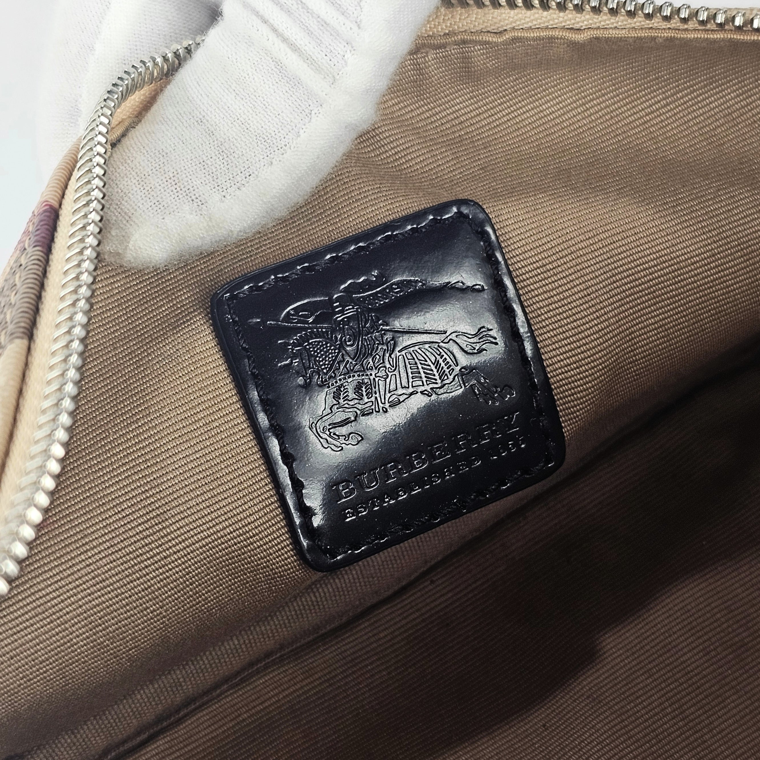 Burberry Baguette Nova Check Beige con Finiture in Vernice Nera